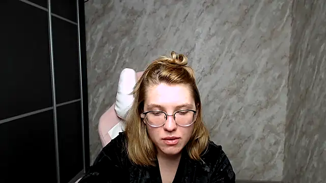 Reginasmilee online show from 03.16.25