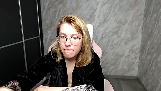 Reginasmilee online show from 03.17.25