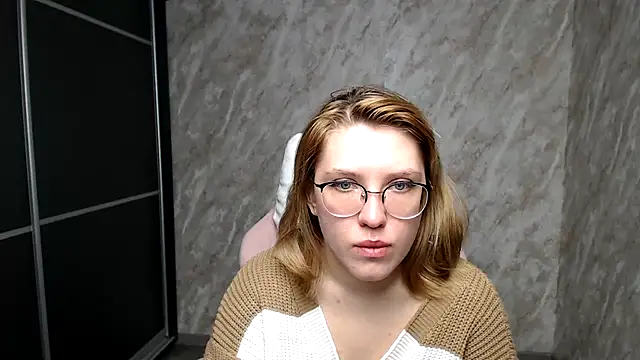 Reginasmilee online show from 03.18.25