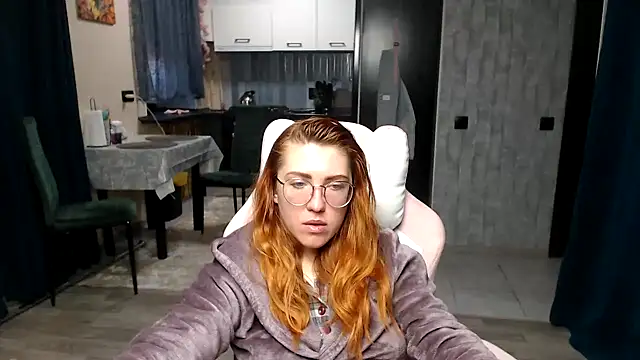 Snapshot of Reginasmilee chatting on 04.21.26 Reginasmilee online show from 04.21.26