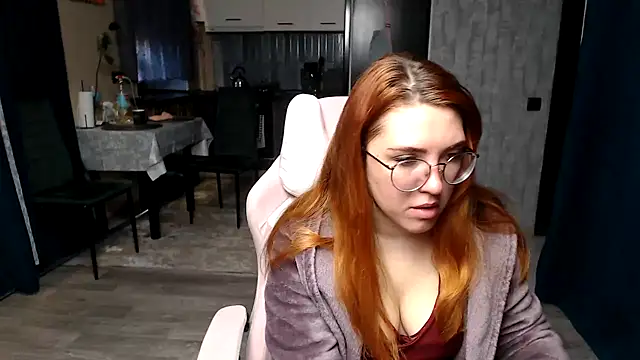 Snapshot of Reginasmilee chatting on 04.28.26 Reginasmilee online show from 04.28.26