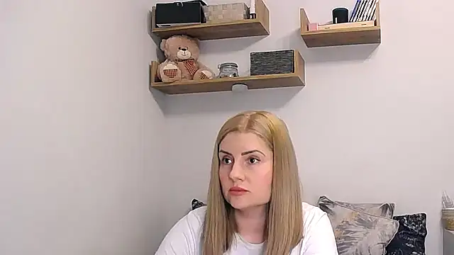 Snapshot of alisenties chatting on 05.17.26 alisenties online show from 05.17.26