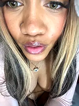 Snapshot of riri_brunnete chatting on 12.04.24 riri brunnete online show from 12.04.24