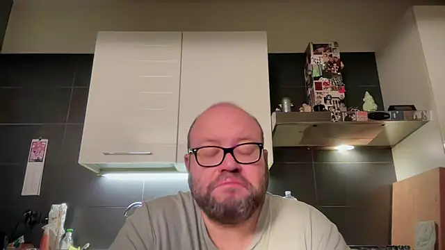 Snapshot of theitalianbear chatting on 04.19.26 theitalianbear online show from 04.19.26