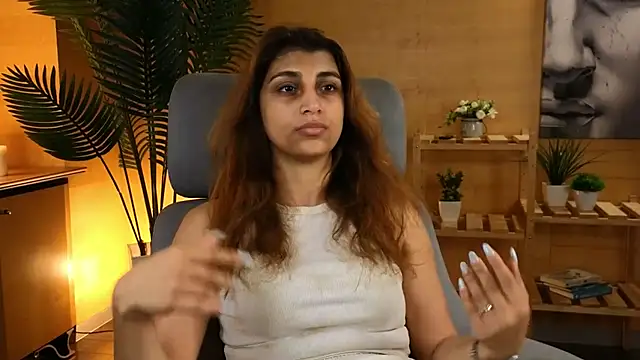 Snapshot of DinahSysak chatting on 08.04.26 DinahSysak online show from 08.04.26