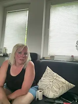 Snapshot of Corahoney_paar chatting on 07.31.26 Corahoney paar online show from 07.31.26