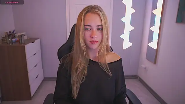 DanikaDillan online show from 11.10.25