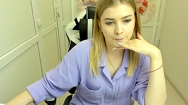 Snapshot of BrielleStorm chatting on 08.05.26 BrielleStorm online show from 08.05.26