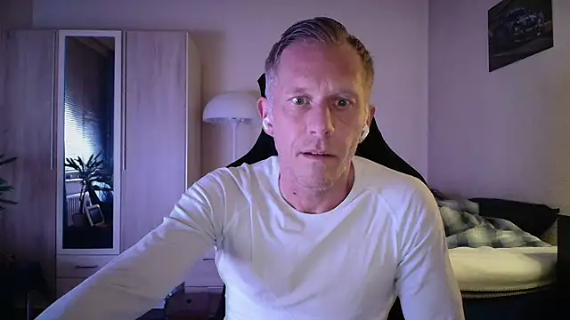 Snapshot of slaveboy2016@xh chatting on 05.17.26 slaveboy2016xh online show from 05.17.26