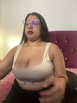 Snapshot of shara_ chatting on 01.22.25 shara  online show from 01.22.25