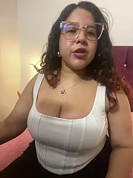 Snapshot of shara_ chatting on 02.28.25 shara  online show from 02.28.25