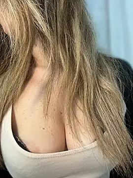 Snapshot of sexylenia chatting on 04.30.26 sexylenia online show from 04.30.26