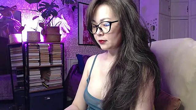 Snapshot of Koreanowner chatting on 11.13.25 Koreanowner online show from 11.13.25