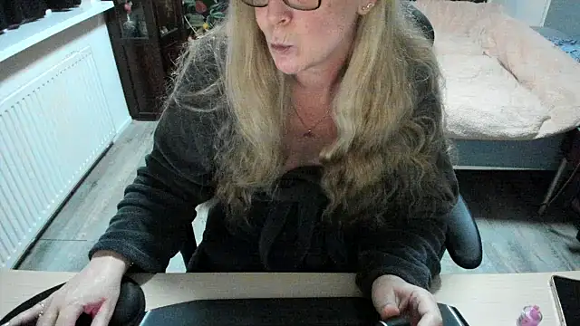 minoesje37 online show from 02.18.25