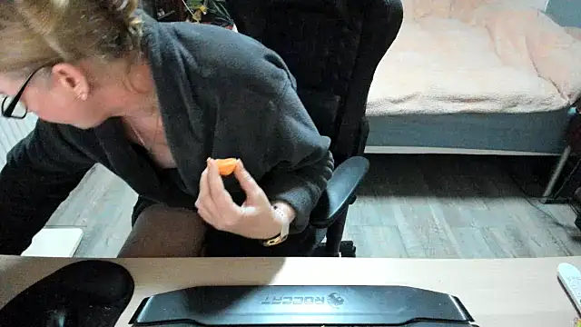 minoesje37 online show from 02.25.25