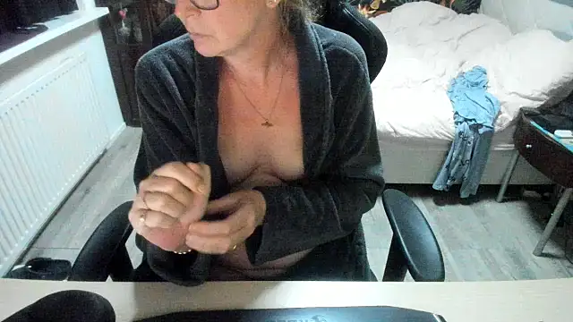 minoesje37 online show from 09.16.25