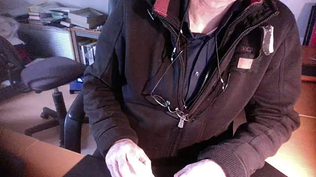 Snapshot of outlaw200 chatting on 12.19.24 outlaw200 online show from 12.19.24