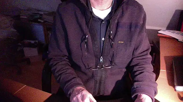 Snapshot of outlaw200 chatting on 01.02.25 outlaw200 online show from 01.02.25