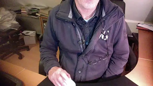 Snapshot of outlaw200 chatting on 01.03.25 outlaw200 online show from 01.03.25