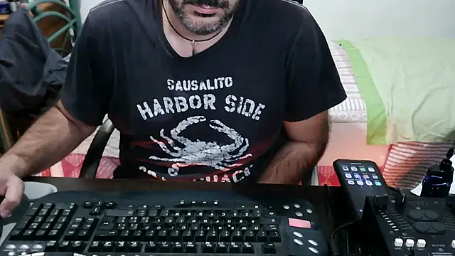 Snapshot of Italian_dark_desire chatting on 11.19.25 Italian dark desire online show from 11.19.25