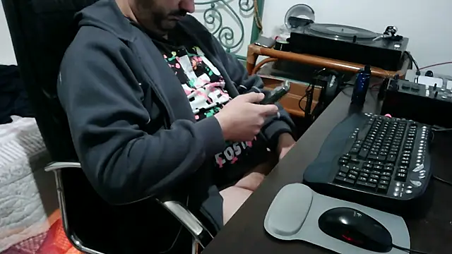 Snapshot of Italian_dark_desire chatting on 11.27.25 Italian dark desire online show from 11.27.25