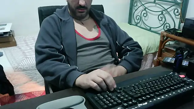 Snapshot of Italian_dark_desire chatting on 11.28.25 Italian dark desire online show from 11.28.25