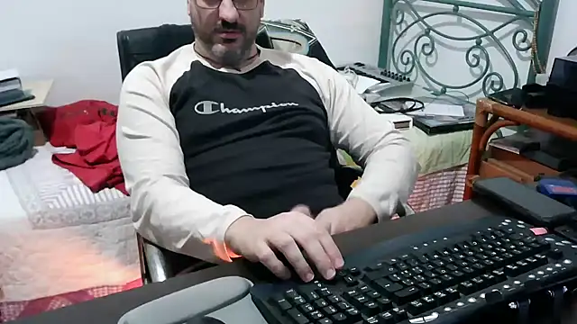 Snapshot of Italian_dark_desire chatting on 01.10.26 Italian dark desire online show from 01.10.26