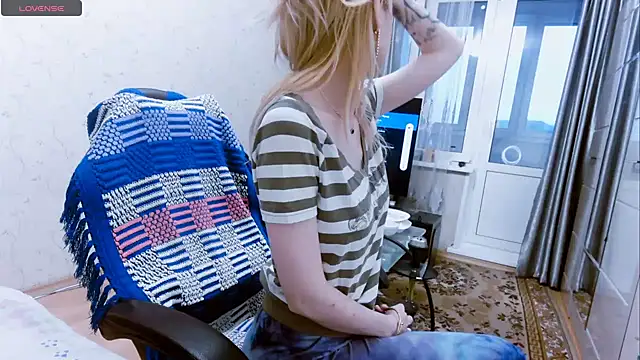 Snapshot of YogisticJuli666 chatting on 01.10.25 YogisticJuli666 online show from 01.10.25