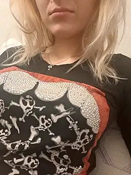 Snapshot of YogisticJuli666 chatting on 10.20.25 YogisticJuli666 online show from 10.20.25