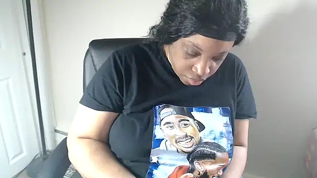 Snapshot of Sexymona1218 chatting on 04.15.26 Sexymona1218 online show from 04.15.26