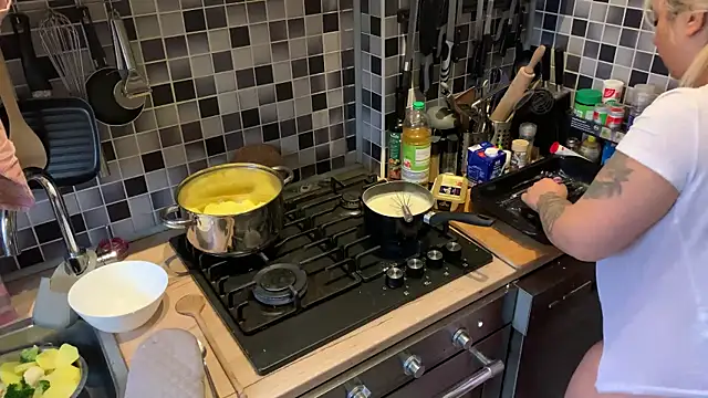 Snapshot of Monageil chatting on 02.02.25 Monageil online show from 02.02.25