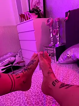 Snapshot of _MelinaCurves_ chatting on 11.10.25 MelinaCurves online show from 11.10.25