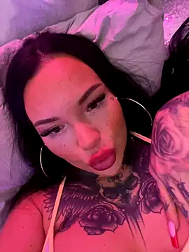 Snapshot of _MelinaCurves_ chatting on 11.26.25 MelinaCurves online show from 11.26.25