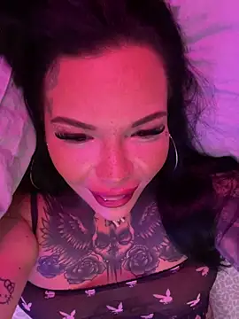 Snapshot of _MelinaCurves_ chatting on 12.04.25 MelinaCurves online show from 12.04.25