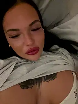 Snapshot of _MelinaCurves_ chatting on 01.09.26 MelinaCurves online show from 01.09.26