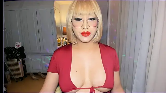 Snapshot of AliciaGundersen chatting on 09.28.25 AliciaGundersen online show from 09.28.25