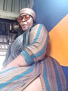 Snapshot of SQUITBOOTY chatting on 01.18.26 SQUITBOOTY online show from 01.18.26