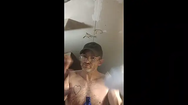 Snapshot of ROBERT0516 chatting on 11.28.25 ROBERT0516 online show from 11.28.25