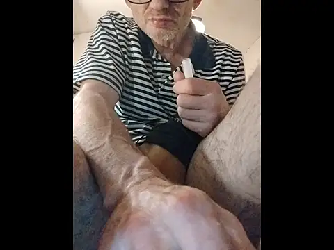 Snapshot of ROBERT0516 chatting on 12.17.25 ROBERT0516 online show from 12.17.25