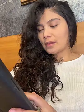 Snapshot of kinky_mila@xh chatting on 06.16.26 kinky milaxh online show from 06.16.26