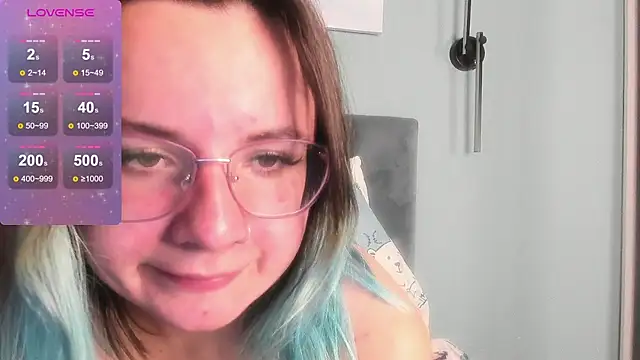 Snapshot of MilaniaCute chatting on 10.27.25 MilaniaCute online show from 10.27.25