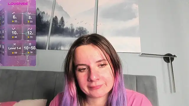 Snapshot of MilaniaCute chatting on 11.21.25 MilaniaCute online show from 11.21.25