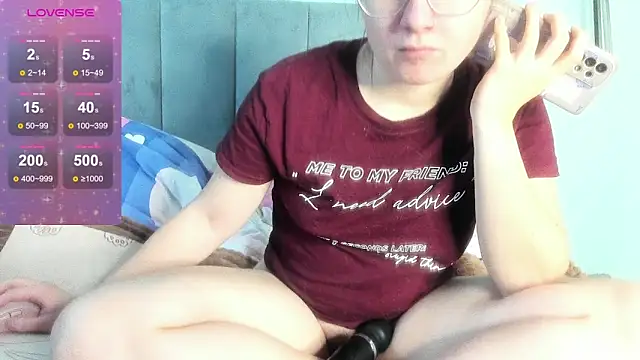 Snapshot of MilaniaCute chatting on 11.25.25 MilaniaCute online show from 11.25.25