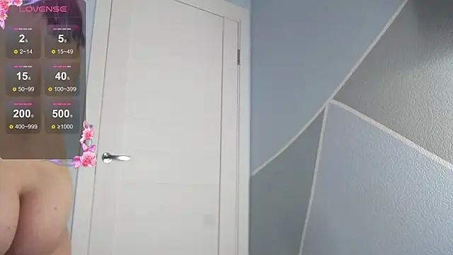 Snapshot of MilaniaCute chatting on 12.18.25 MilaniaCute online show from 12.18.25