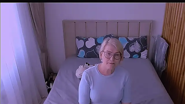 Snapshot of sabrinamacmarren chatting on 04.17.26 sabrinamacmarren online show from 04.17.26