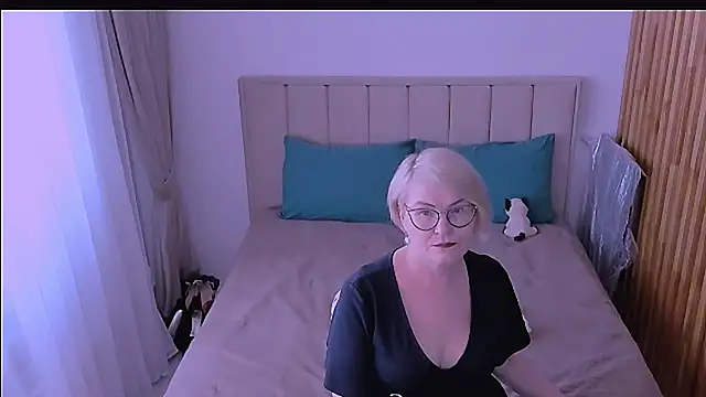 Snapshot of sabrinamacmarren chatting on 04.21.26 sabrinamacmarren online show from 04.21.26