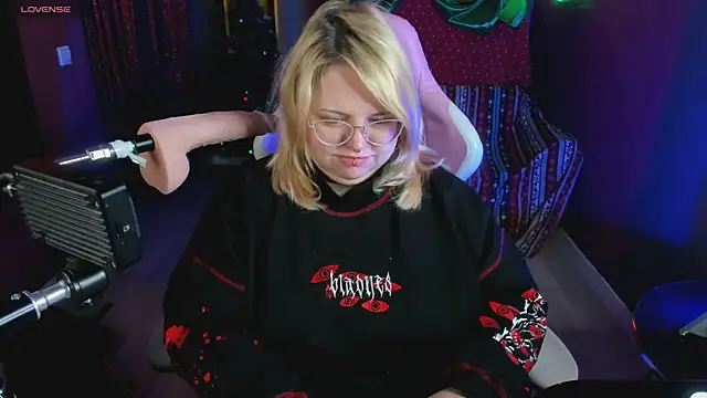 Yoki Shizuko online show from 12.22.25