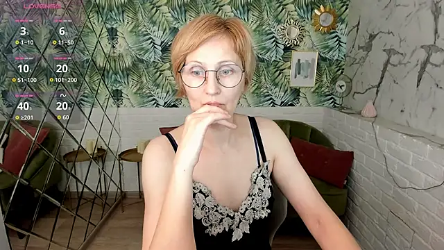 Snapshot of Paris_Cherry chatting on 05.10.26 Paris Cherry online show from 05.10.26