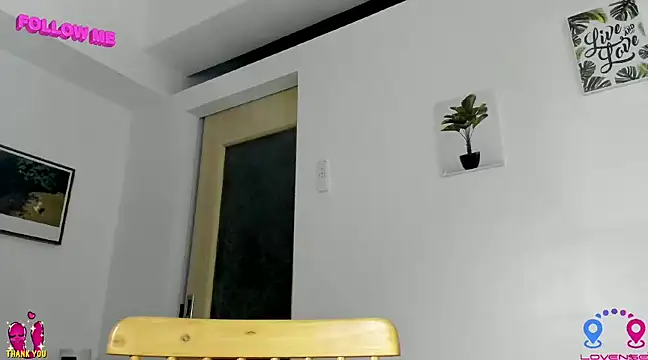 Snapshot of hottycrishina chatting on 12.16.24 hottycrishina online show from 12.16.24