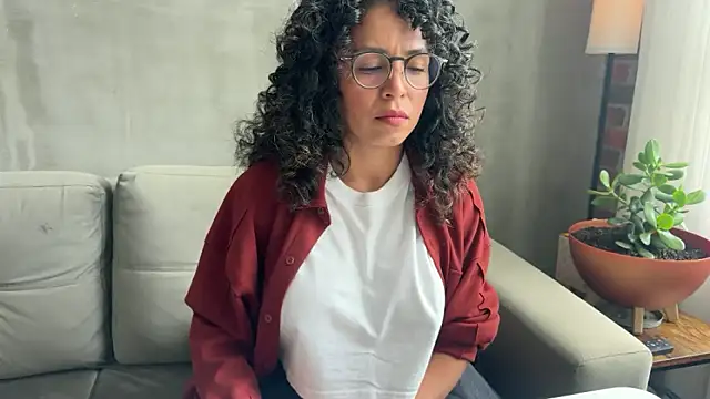 Snapshot of illaroom chatting on 09.30.25 illaroom online show from 09.30.25